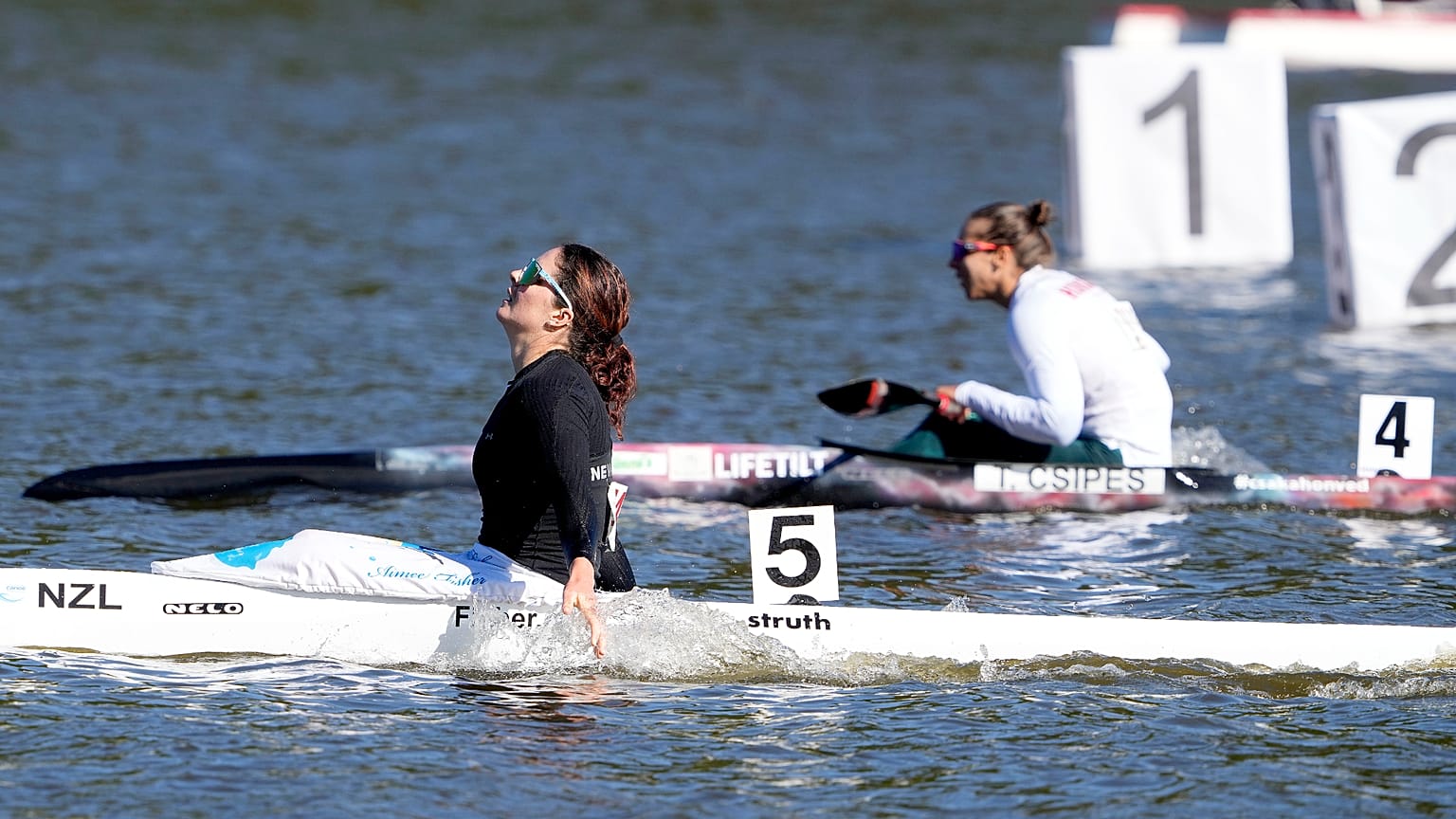 La Néo-Zélandaise Aimee Fisher réagit après avoir décroché l'or sur le K1 500 m féminin aux Mondiaux de canoë-kayak 2021
