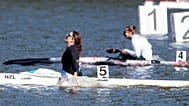 La Néo-Zélandaise Aimee Fisher réagit après avoir décroché l'or sur le K1 500 m féminin aux Mondiaux de canoë-kayak 2021