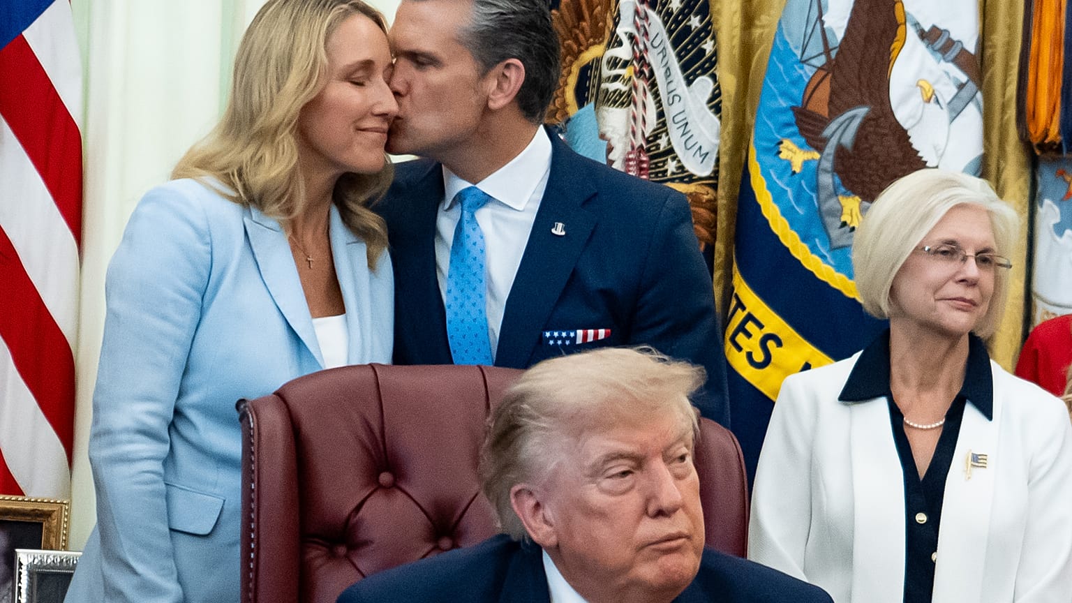 Trump mögött Hegseth