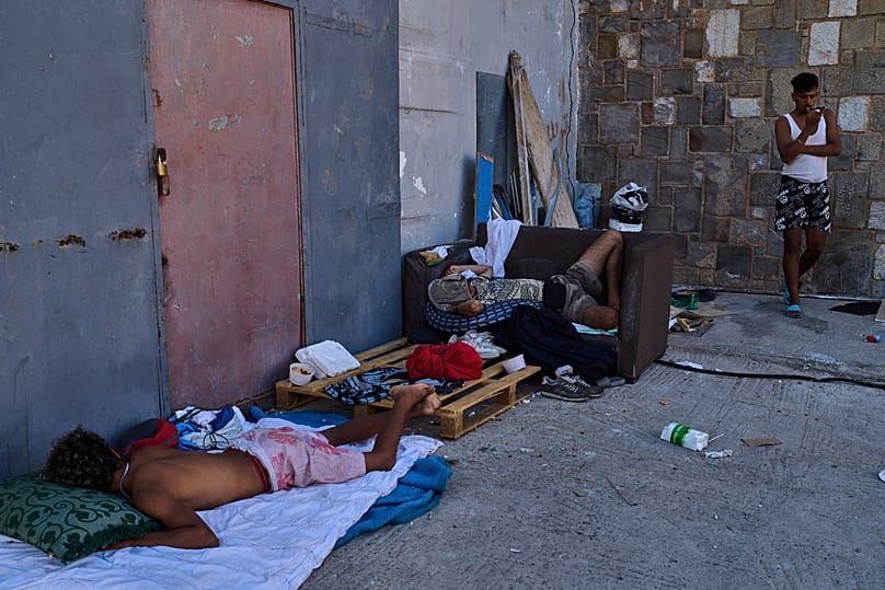 Migrantes que cruzaron de Marruecos a España duermen en un almacén cerca de la frontera entre España y Marruecos, en Ceuta, el 3 de agosto de 2026. 
