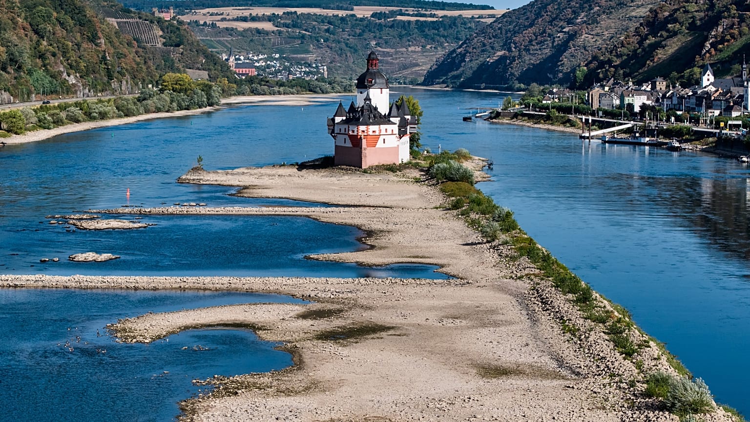 Niedrigwasser am Rhein bei Kaub mit der Burg Pfalzgrafenstein am 10. August 2026