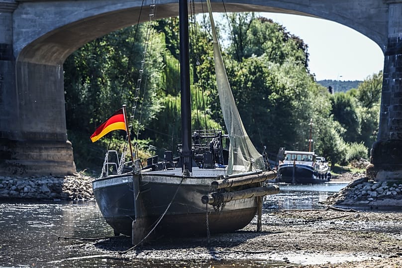 Schiffe im Rhein liegen auf dem Trockenen - in Bad Honnef am 10. August 2026