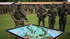 Agentes da polícia de fronteira panamiana preparam-se para ser destacados para reforçar a segurança na fronteira com a Colômbia, em Meteti, Panamá, 9 de agosto de 2026.