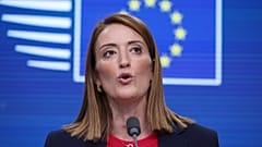 A presidente do Parlamento Europeu, Roberta Metsola, fala durante uma conferência de imprensa em Bruxelas, em 18 de dezembro de 2025