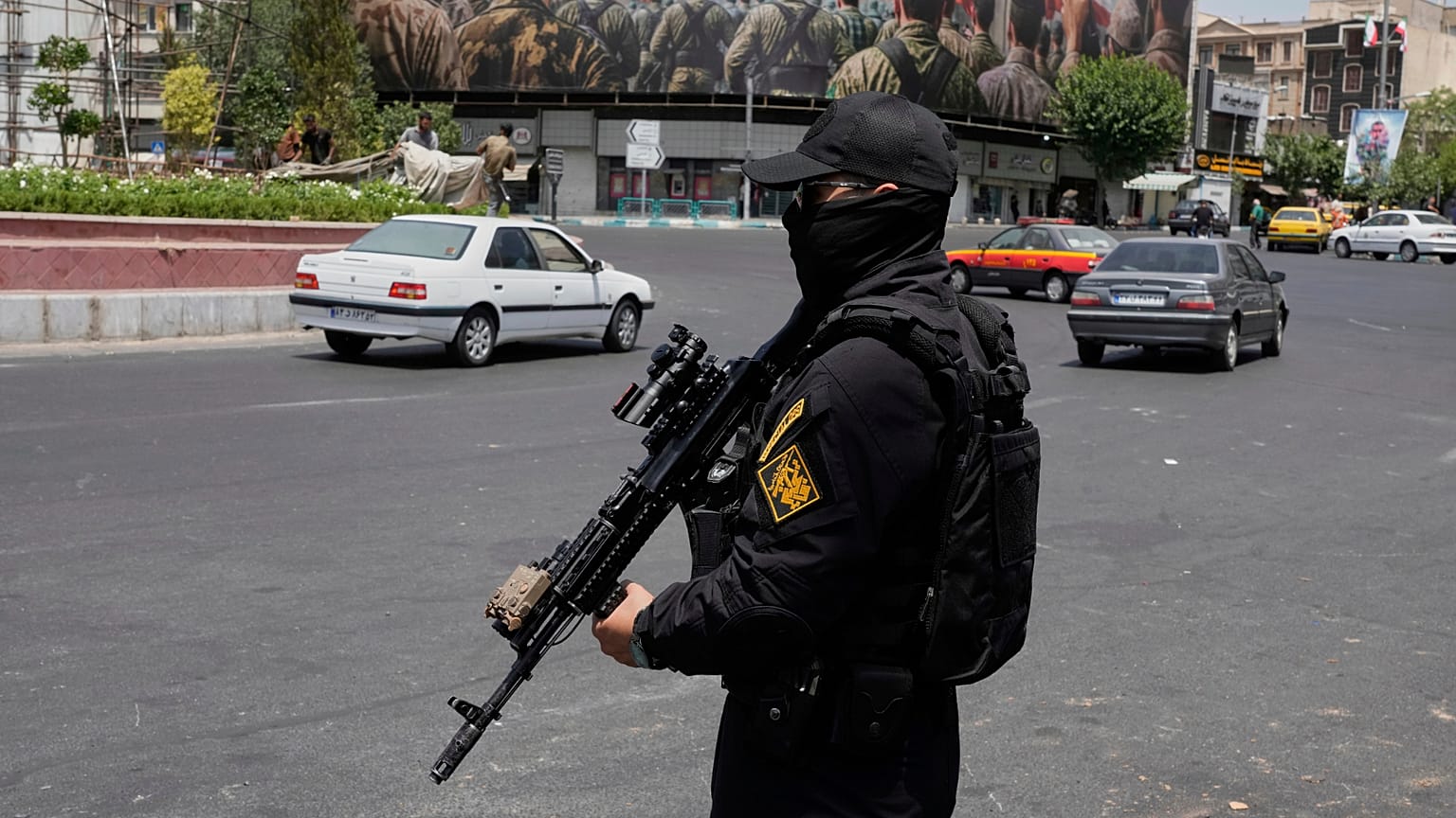 FILE: İran Devrim Muhafızları Ordusu'na mensup bir asker, 24 Haziran 2025'te Tahran merkezindeki Enqelab-e-Eslami Meydanı'nda nöbet tutuyor