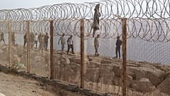 Migrantes que tentaram entrar na enclave espanhola de Ceuta regressam à cidade marroquina de Fnideq, no norte, sábado, 1 de agosto de 2026.