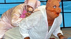 Arquivo: participantes nos Campeonatos Franceses de Grunhidos de Porco atuam durante o festival anual do Porco em Trie-sur-Baise