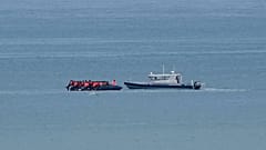 Un bateau soupçonné de transporter des migrants est escorté par un navire de la Gendarmerie nationale française dans la Manche, au large de Wimereux, le 4 septembre 2024