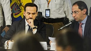 El presidente de Colombia, Abelardo de la Espriella, izquierda, y el vicepresidente José Manuel Restrepo encabezan una reunión de respuesta al terremoto, el lunes 10 de agosto
