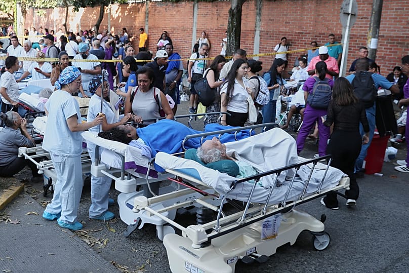 Des patients sont évacués à l’extérieur d’un hôpital après le séisme qui a frappé Cali, en Colombie, lundi 10 août 2026.
