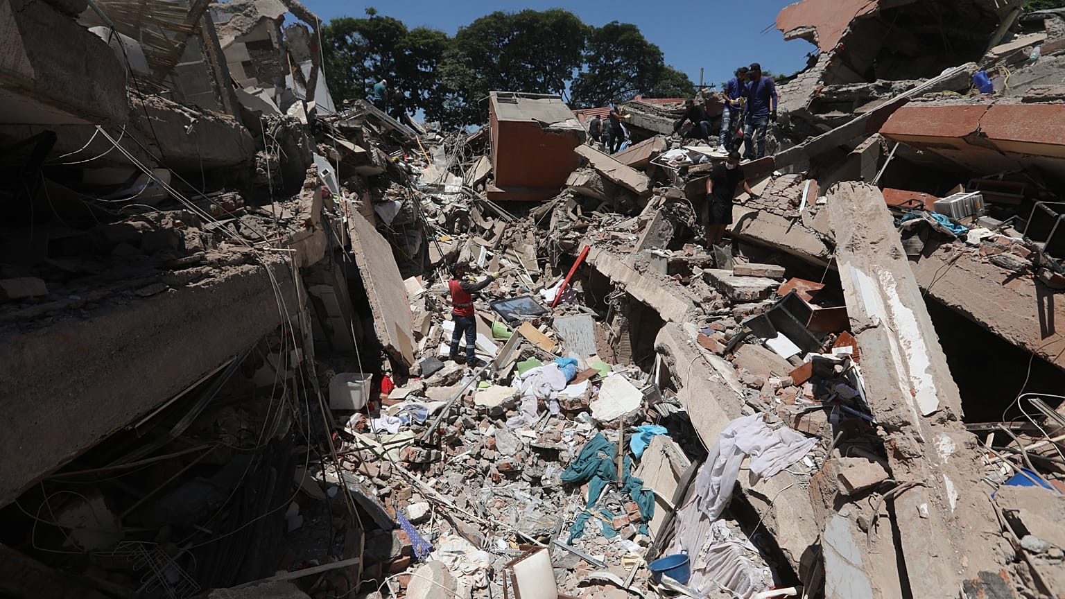 Una estructura, completamente derribada tras el terremoto en Colombia