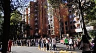 Varias personas permanecen fuera de sus casas tras el temblor que se sintió en Bogotá, Colombia, el lunes 10 de agosto de 2026. (Foto AP/Ivan Valencia)