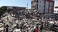 Des habitants et des secouristes fouillent les décombres d’un bâtiment effondré après le séisme qui a frappé Cali, en Colombie, lundi 10 août 2026.