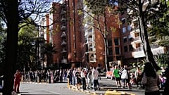 Várias pessoas ficam fora de casa após o terramoto sentido em Bogotá, Colômbia, a 10 de agosto de 2026. (Foto AP/Ivan Valencia)