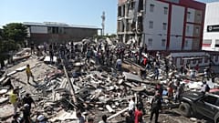 Des habitants et des secouristes fouillent les décombres d’un bâtiment effondré après le séisme qui a frappé Cali, en Colombie, lundi 10 août 2026.