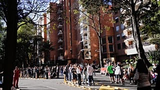 Varias personas permanecen fuera de sus casas tras el temblor que se sintió en Bogotá, Colombia, el lunes 10 de agosto de 2026. (Foto AP/Ivan Valencia)
