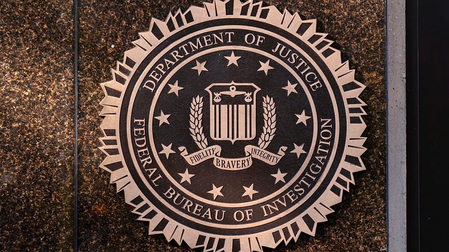 Selo do FBI visível na sede do organismo em Washington DC, 18 de novembro de 2024. 