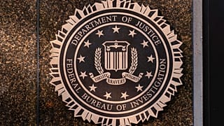 Selo do FBI visível na sede do organismo em Washington DC, 18 de novembro de 2024. 