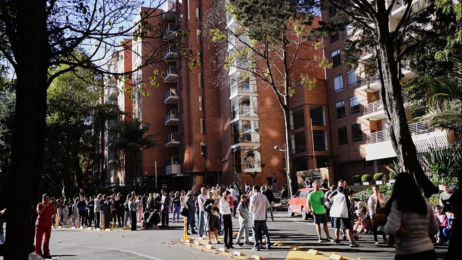 Bogota kentinde depremi hissederek binalarından çıkan insanlar.