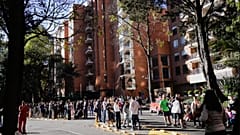 Bogota kentinde depremi hissederek binalarından çıkan insanlar.