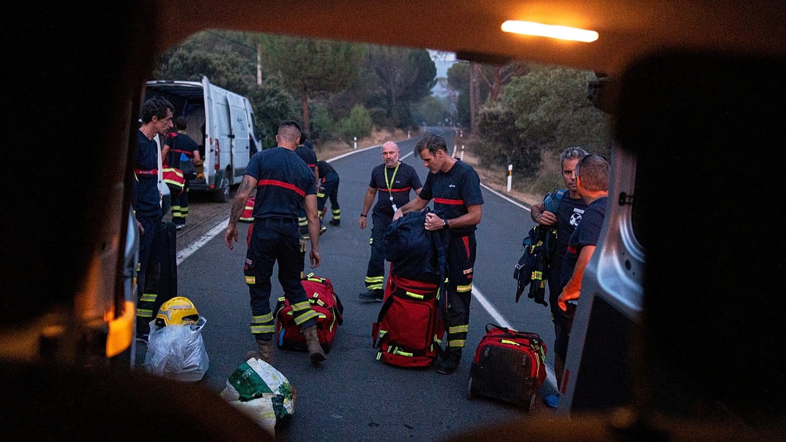 Fire crews are deployed to battle a wildfire near El Tiemblo, 29 July, 2026