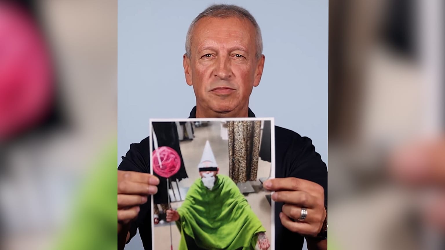 Rzecznik Prasowy Ministra Koordynatora Służb Specjalnych Jacek Dobrzyński trzymający zdjęcie Crawly'ego
