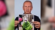 Rzecznik Prasowy Ministra Koordynatora Służb Specjalnych Jacek Dobrzyński trzymający zdjęcie Crawly'ego