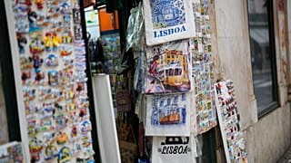 Uma loja de souvenirs em Lisboa com ímanes e outras lembranças de viagem