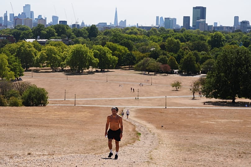 Ένα άτομο περπατά στο Primrose Hill, καθώς η θερμοκρασία αναμένεται να φτάσει έως και τους 33°C σε τμήματα του Ηνωμένου Βασιλείου, 9 Αυγούστου 2026