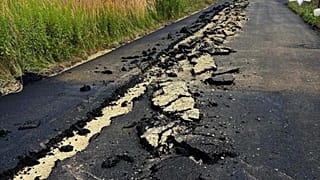 W piątek 60-letni rolnik wjechał ciągnikiem marki Ursus na świeżo wyasfaltowaną drogę w Gliwicach, a następnie za pomocą pługa zaorał około 200 metrów nawierzchni.