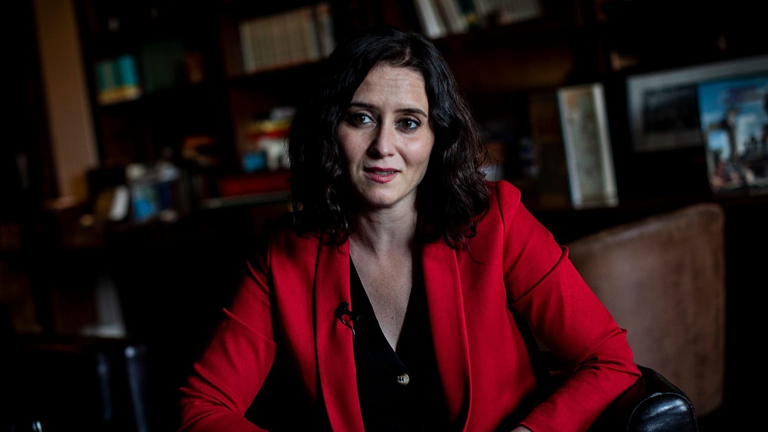 ARCHIVO - Isabel Díaz Ayuso habla durante una entrevista con Associated Press en Madrid, España, el 26 de abril de 2021.