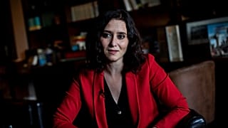 ARCHIVO - Isabel Díaz Ayuso habla durante una entrevista con Associated Press en Madrid, España, el 26 de abril de 2021.