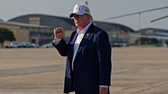 Presidente dos EUA, Donald Trump, faz um gesto enquanto sai do Air Force One na Base Conjunta Andrews, 9 de agosto de 2026
