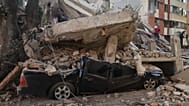 Un vehículo quedó aplastado bajo los escombros tras el terremoto que sacudió Cali, Colombia, el lunes 10 de agosto de 2026. (Foto AP/Juan Díaz)