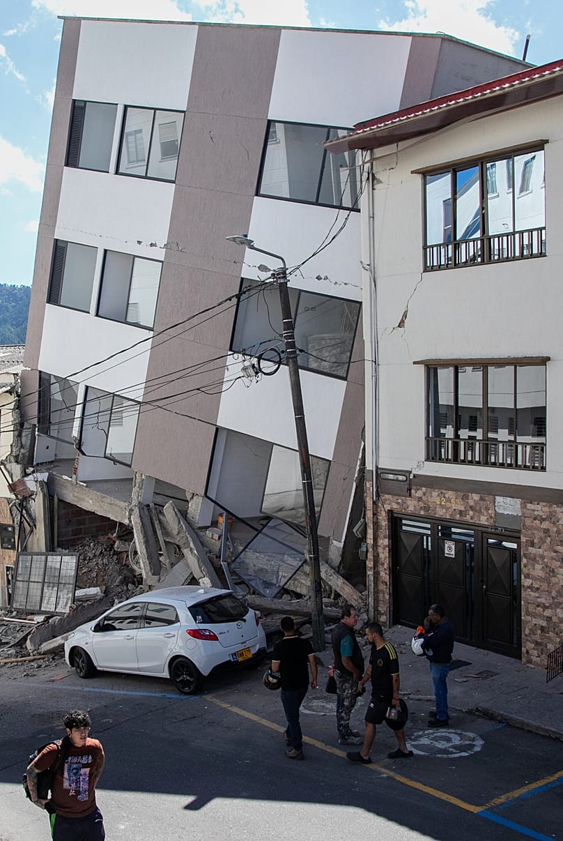 Un edificio parcialmente derrumbado permanece en pie tras el terremoto que sacudió Manizales, Colombia, el lunes 10 de agosto de 2026. (Foto AP/Dario Cardona)
