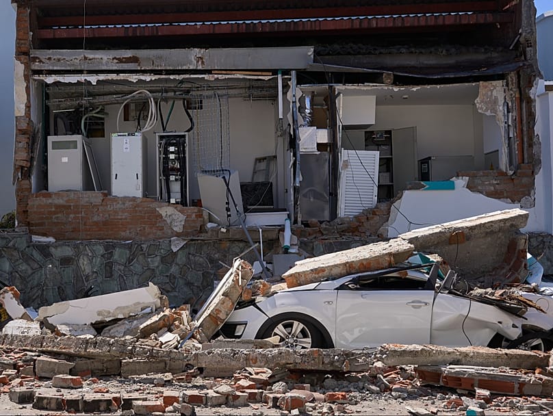 Automóviles aplastados por los escombros tras el terremoto que sacudió Pereira, Colombia, el lunes 10 de agosto de 2026. (Foto AP/Vladimir Encima)