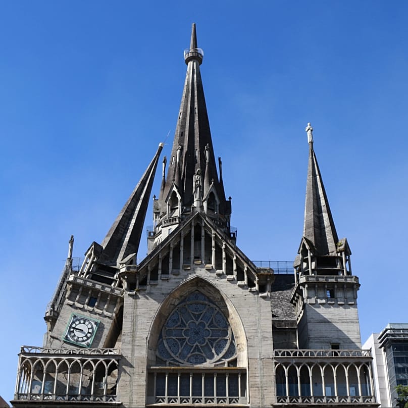 La cúpula de la Catedral de Manizales se derrumbó parcialmente tras el terremoto que sacudió Manizales, Colombia, el lunes 10 de agosto de 2026. (Foto AP/Andres Valencia)