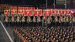 Soldados marcham num desfile militar que assinala os 80 anos da fundação do Partido dos Trabalhadores no poder, em Pyongyang, em 10 de outubro de 2025
