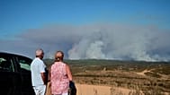 Des habitants près de Valverde del Camino observent les colonnes de fumée d'un incendie dans la province de Huelva, au sud-ouest de l'Espagne