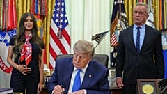 Presidente Donald Trump assina uma ordem executiva sobre vacinas enquanto Jayme Franklin, à esquerda, e o secretário da Saúde e dos Serviços Humanos Robert F. Kennedy Jr. observam, segunda-feira, 10 de agosto de 20