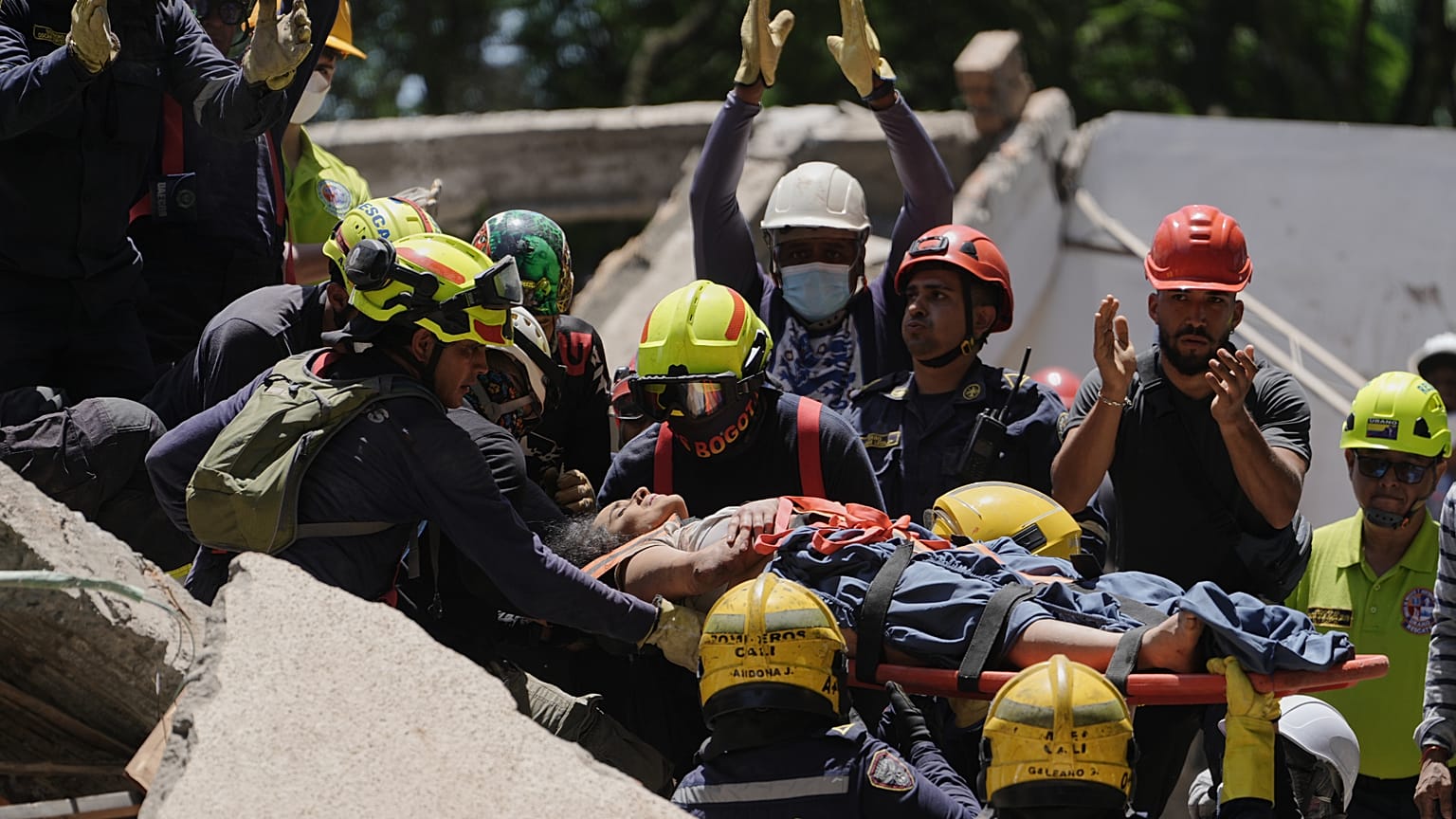 Rescate de un hombre entre los escombros del terremoto en Colombia.