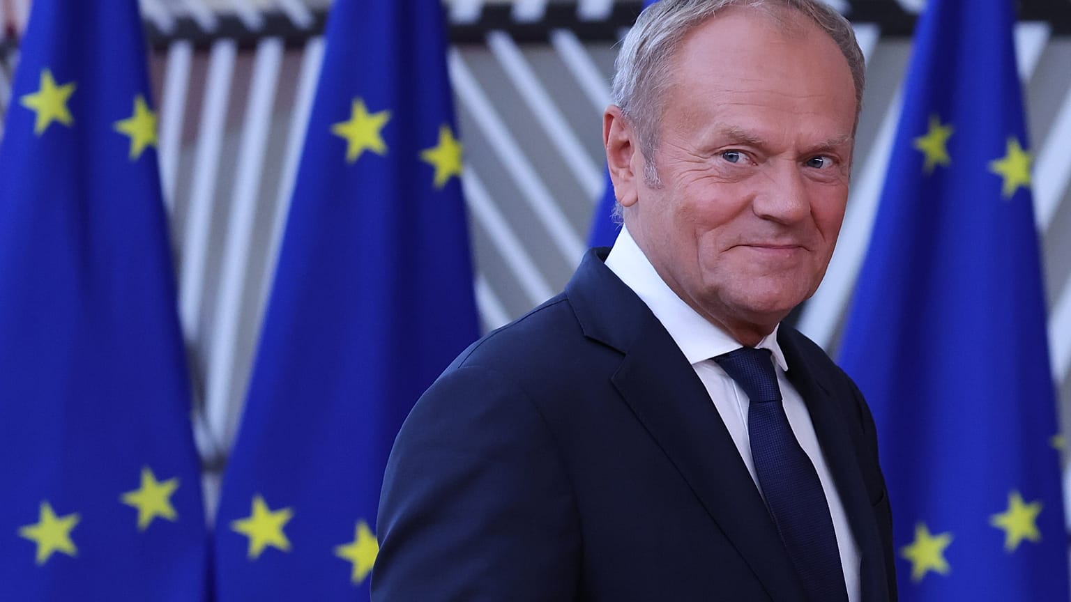 Premier Polski Donald Tusk przybywa na szczyt UE w Brukseli, czwartek, 18 czerwca 2026 r.