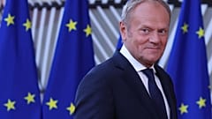 Premier Polski Donald Tusk przybywa na szczyt UE w Brukseli, czwartek, 18 czerwca 2026 r.