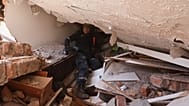 Un rescatista entre los escombros buscando supervivientes tras el seísmo de Colombia el 10 de agosto de 2026.