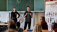 Symbolfoto. Medien-Scouts Leon Zielinski und Chantal Hueben unterrichten Schüler im Umgang mit sozialen Medien an einer Gesamtschule in Essen, 18. März 2019.