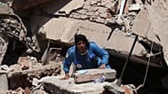 Un rescatador busca supervivientes tras el terremoto que ha sacudido Cali, Colombia, el lunes 10 de agosto de 2026