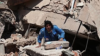 Un rescatador busca supervivientes tras el terremoto que ha sacudido Cali, Colombia, el lunes 10 de agosto de 2026