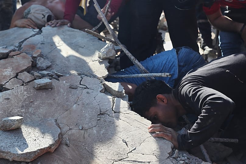 Supervivientes y rescatadores buscan a personas atrapadas entre los escombros de un edificio en Cali, el lunes 10 de agosto de 2026