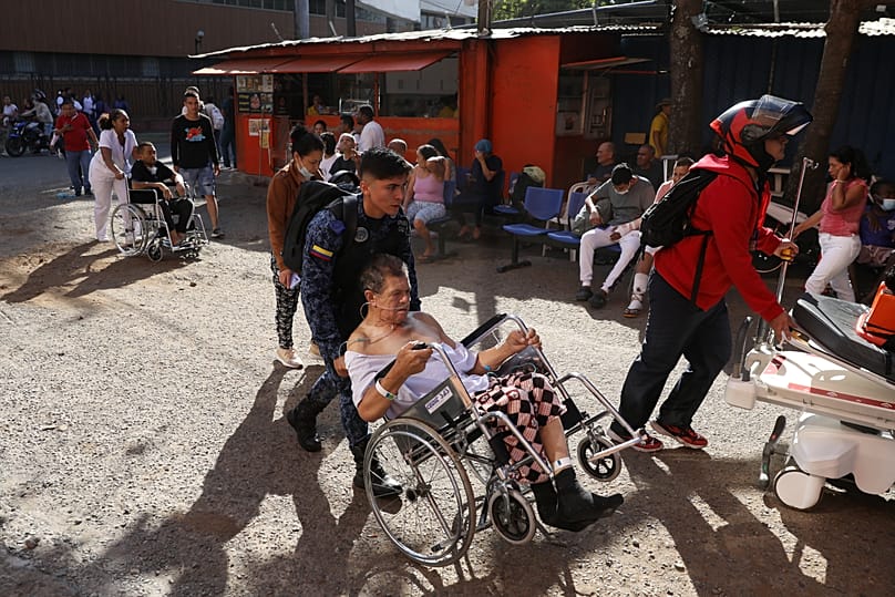 Unos pacientes son evacuados de un hospital de Cali, el lunes 10 de agosto de 2026