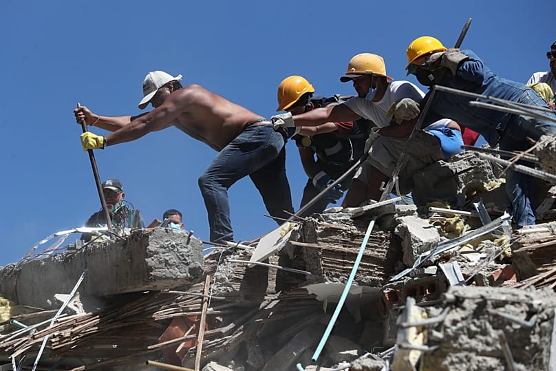 Varios residentes y rescatadores buscan entre los escombros tras el terremoto que sacudió Cali, Colombia, el lunes 10 de agosto de 202